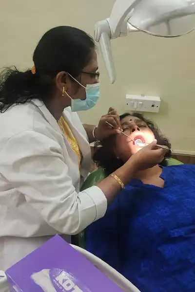 A Solution for Sensitivity and Discoloration: By combining cosmetic and restorative dental treatments, Dr. Seethalakshmi successfully resolved the issue.